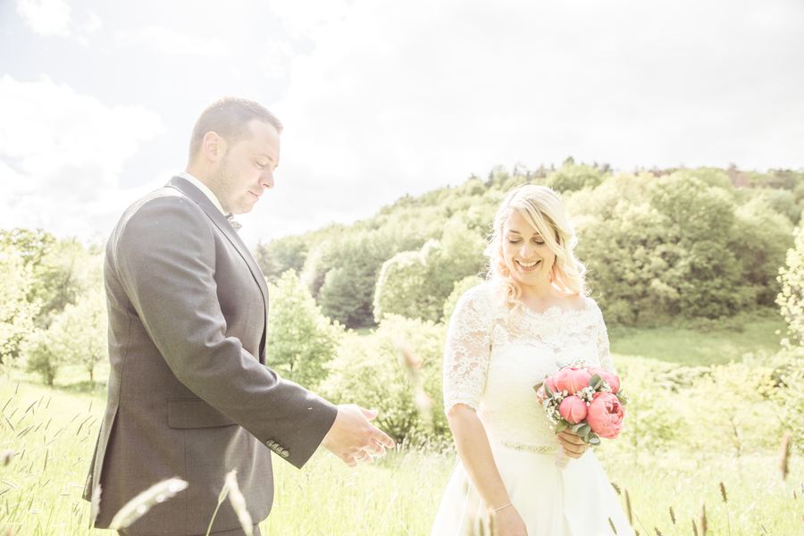 Brautpaar im Grünen beim Paarshooting, Hochzeitsfoto von Elias Gärtner Fotografie