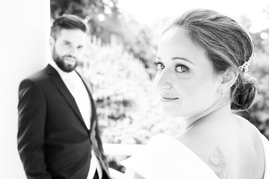 Brautpaar im Portrait, Schwarz-Weiß-Hochzeitsfoto von Elias Gärtner Fotografie